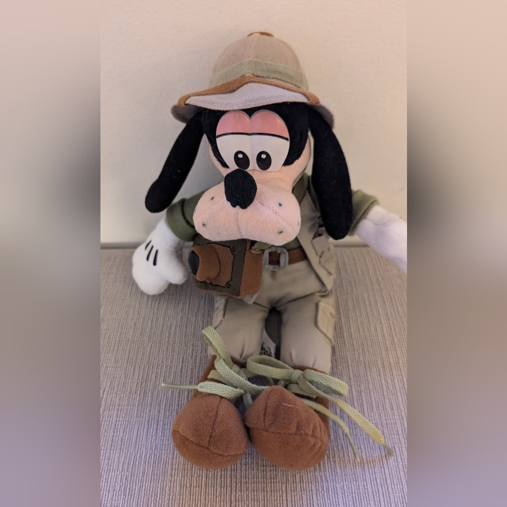 New Signed Disney Goofy Safari Animal Kingdom  Plush Toy